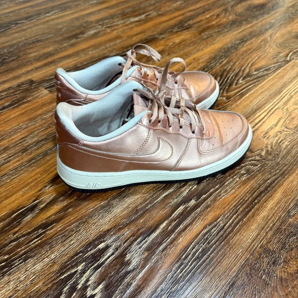 Nike Air Force 1 Low Kids Girls 6.5Y Rose Gold Metallic Sneaker 877083-901 Shoe
